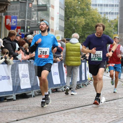 05.10.2025 - 20. swb-Marathon Bremen Strokosch-Dieckow http://msf.ph/oto/9257449 05.10.2025 12:54:57 Ziel 298, 508, 2151, 4807, 7551, 8849 meine-sportfotos.de