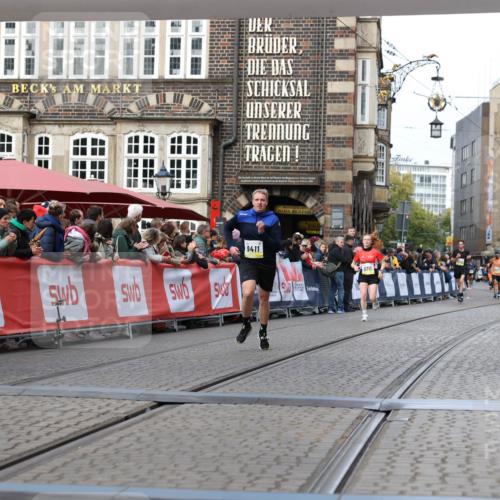 05.10.2025 - 20. swb-Marathon Bremen Yannick Fuchs http://msf.ph/oto/9257454 05.10.2025 10:47:18 Ziel 9411, 9546, 9562 meine-sportfotos.de