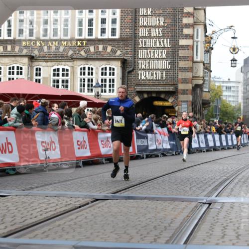 05.10.2025 - 20. swb-Marathon Bremen Yannick Fuchs http://msf.ph/oto/9257484 05.10.2025 10:47:19 Ziel 9411, 9546, 9711 meine-sportfotos.de
