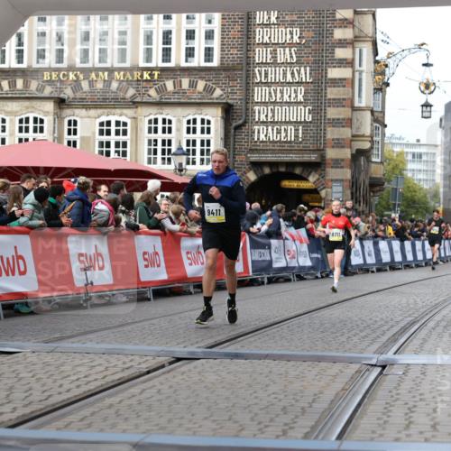 05.10.2025 - 20. swb-Marathon Bremen Yannick Fuchs http://msf.ph/oto/9257490 05.10.2025 10:47:19 Ziel 9411, 9546, 9711 meine-sportfotos.de