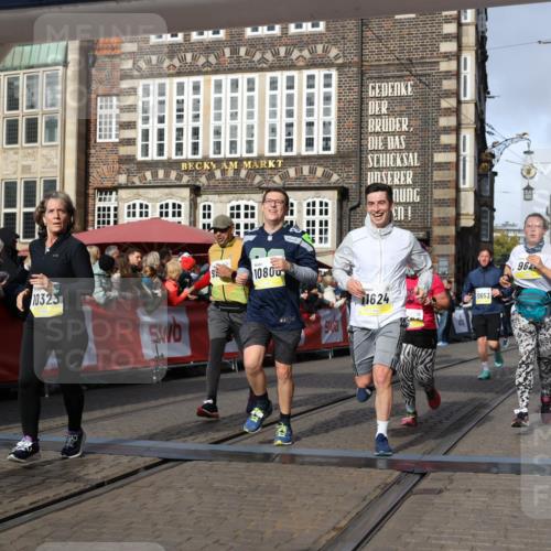 05.10.2025 - 20. swb-Marathon Bremen Yannick Fuchs http://msf.ph/oto/9257507 05.10.2025 10:55:52 Ziel 7165, 9195, 9197, 9621, 9882, 10088, 10253, 10287, 10323, 10385, 10475, 10653, 10755, 10800, 10909, 11081, 11249, 11586, 11588, 11624 meine-sportfotos.de