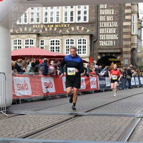 05.10.2025 - 20. swb-Marathon Bremen Yannick Fuchs http://msf.ph/oto/9257510 05.10.2025 10:47:20 Ziel 9411, 9546, 9711 meine-sportfotos.de