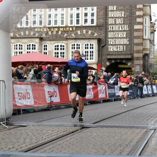 05.10.2025 - 20. swb-Marathon Bremen Yannick Fuchs http://msf.ph/oto/9257521 05.10.2025 10:47:20 Ziel 9411, 9546, 9711 meine-sportfotos.de
