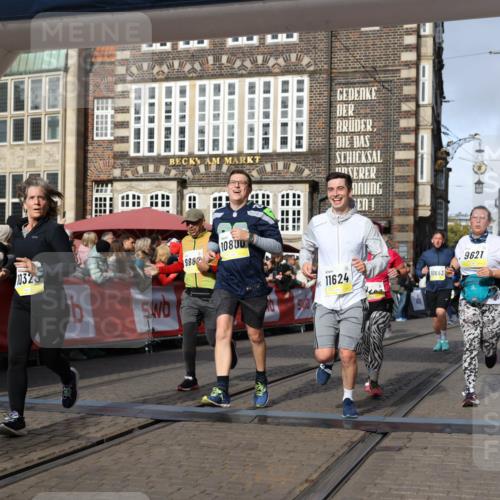 05.10.2025 - 20. swb-Marathon Bremen Yannick Fuchs http://msf.ph/oto/9257528 05.10.2025 10:55:52 Ziel 7165, 9195, 9197, 9621, 9882, 10088, 10253, 10287, 10323, 10385, 10475, 10653, 10755, 10800, 10909, 11081, 11249, 11586, 11588, 11624 meine-sportfotos.de