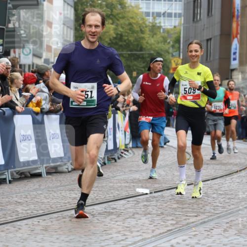 05.10.2025 - 20. swb-Marathon Bremen Strokosch-Dieckow http://msf.ph/oto/9257529 05.10.2025 12:54:58 Ziel 298, 508, 2151, 4030, 4807, 7551, 8849 meine-sportfotos.de