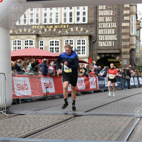 05.10.2025 - 20. swb-Marathon Bremen Yannick Fuchs http://msf.ph/oto/9257531 05.10.2025 10:47:20 Ziel 9411, 9546, 9711 meine-sportfotos.de