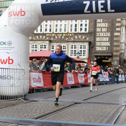 05.10.2025 - 20. swb-Marathon Bremen Yannick Fuchs http://msf.ph/oto/9257545 05.10.2025 10:47:21 Ziel 9411, 9546, 9711 meine-sportfotos.de