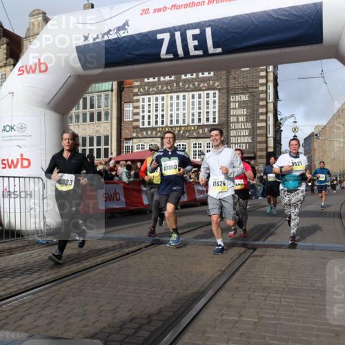 05.10.2025 - 20. swb-Marathon Bremen Yannick Fuchs http://msf.ph/oto/9257546 05.10.2025 10:55:52 Ziel 7165, 9195, 9197, 9621, 9882, 10088, 10253, 10287, 10323, 10385, 10475, 10653, 10755, 10800, 10909, 11081, 11249, 11586, 11588, 11624 meine-sportfotos.de