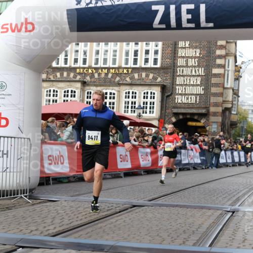 05.10.2025 - 20. swb-Marathon Bremen Yannick Fuchs http://msf.ph/oto/9257556 05.10.2025 10:47:21 Ziel 9411, 9546, 9711 meine-sportfotos.de