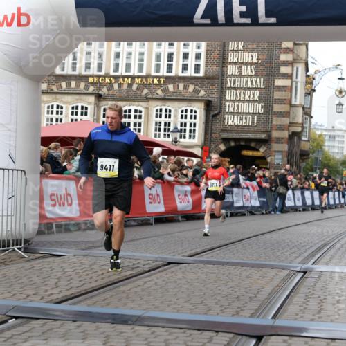 05.10.2025 - 20. swb-Marathon Bremen Yannick Fuchs http://msf.ph/oto/9257566 05.10.2025 10:47:21 Ziel 9411, 9546, 9711 meine-sportfotos.de