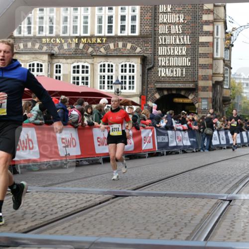 05.10.2025 - 20. swb-Marathon Bremen Yannick Fuchs http://msf.ph/oto/9257582 05.10.2025 10:47:21 Ziel 9411, 9546, 9711 meine-sportfotos.de