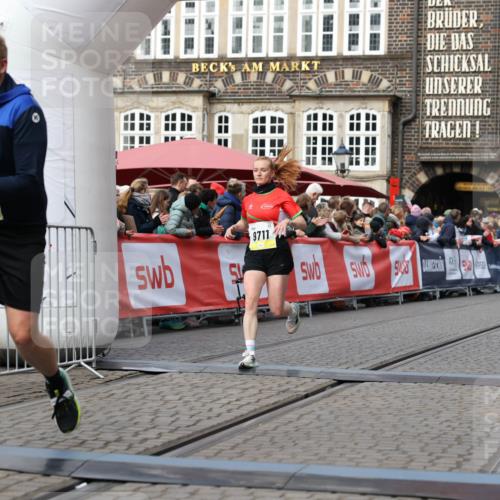 05.10.2025 - 20. swb-Marathon Bremen Yannick Fuchs http://msf.ph/oto/9257594 05.10.2025 10:47:22 Ziel 9411, 9546, 9711 meine-sportfotos.de