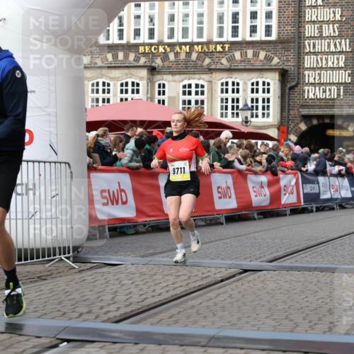 05.10.2025 - 20. swb-Marathon Bremen Yannick Fuchs http://msf.ph/oto/9257613 05.10.2025 10:47:22 Ziel 9411, 9546, 9711 meine-sportfotos.de