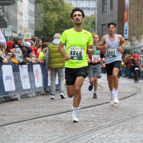 05.10.2025 - 20. swb-Marathon Bremen Strokosch-Dieckow http://msf.ph/oto/9257614 05.10.2025 12:55:01 Ziel 298, 508, 1231, 2151, 4030, 4807, 8849 meine-sportfotos.de