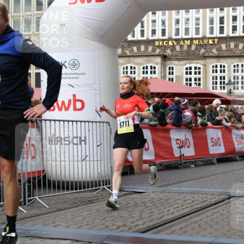 05.10.2025 - 20. swb-Marathon Bremen Yannick Fuchs http://msf.ph/oto/9257621 05.10.2025 10:47:23 Ziel 9411, 9546, 9711 meine-sportfotos.de