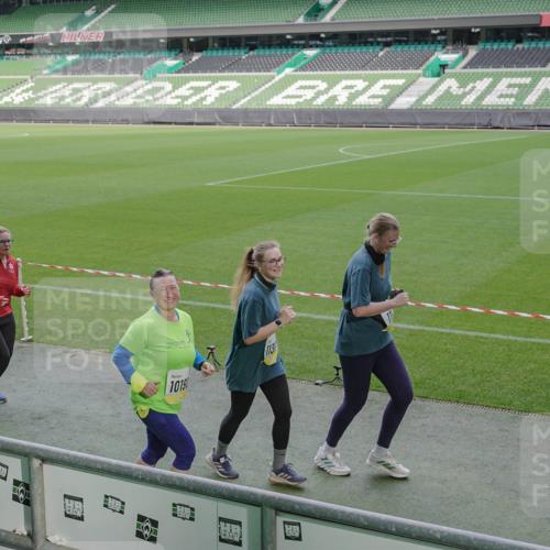 05.10.2025 - 20. swb-Marathon Bremen Michael Burmester http://msf.ph/oto/9257627 05.10.2025 10:45:13 Laufen im Stadion 7109, 7110, 8476, 9242, 9264, 9342, 9441, 9567, 9631, 9756, 9767, 9768, 9899, 9948, 9970, 10000, 10114, 10115, 10190, 10282, 10292, 10339, 10340, 10379, 10622, 10647, 10671, 10728, 10752, 10808, 10842, 10846, 10957, 11060, 11085, 11117, 11118, 11139, 11264, 11293, 11367, 11375, 11378, 11407, 11541, 11557, 7007, 8844, 9012, 9303, 9479, 9572, 9667, 10273, 10355, 10364, 10665, 10984, 11072, 11252, 11385, 11448, 11544 meine-sportfotos.de