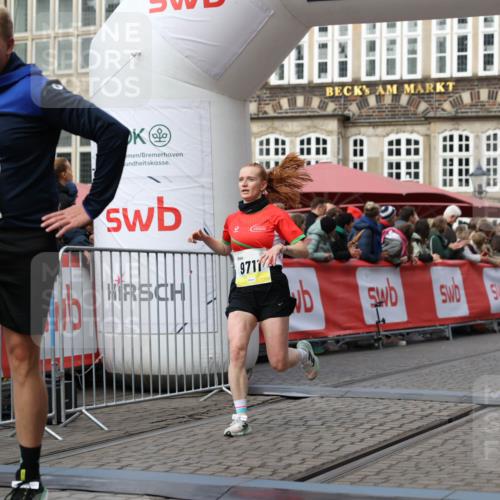 05.10.2025 - 20. swb-Marathon Bremen Yannick Fuchs http://msf.ph/oto/9257629 05.10.2025 10:47:23 Ziel 9411, 9546, 9711 meine-sportfotos.de