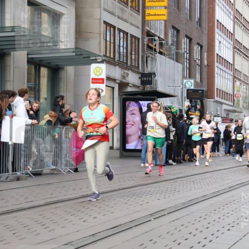 05.10.2025 - 20. swb-Marathon Bremen Strokosch-Dieckow http://msf.ph/oto/9257630 05.10.2025 10:58:30 Ziel 7163, 8585, 9346, 9349, 9359, 9370, 9518, 9529, 9540, 9542, 9601, 9622, 9714, 9847, 9977, 10080, 10263, 10357, 10527, 10560, 10561, 10588, 10591, 10679, 10871, 11078, 11290, 11483, 11612, 11651, 7163, 8585, 9346, 9349, 9359, 9370, 9518, 9529, 9540, 9542, 9601, 9622, 9714, 9847, 9977, 10080, 10263, 10357, 10527, 10560, 10561, 10588, 10591, 10679, 11290, 11483, 11612, 11651 meine-sportfotos.de