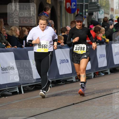 05.10.2025 - 20. swb-Marathon Bremen Strokosch-Dieckow http://msf.ph/oto/9257635 05.10.2025 11:03:59 Ziel 7123, 9275, 9398, 10205, 10265, 10271, 10551, 11183, 11609, 11611 meine-sportfotos.de
