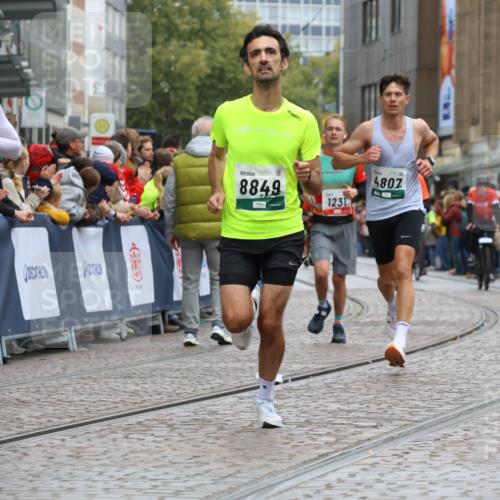 05.10.2025 - 20. swb-Marathon Bremen Strokosch-Dieckow http://msf.ph/oto/9257641 05.10.2025 12:55:01 Ziel 298, 508, 1231, 2151, 4030, 4807, 8849 meine-sportfotos.de