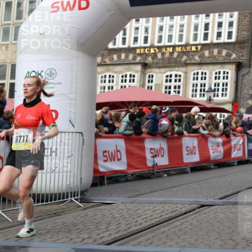 05.10.2025 - 20. swb-Marathon Bremen Yannick Fuchs http://msf.ph/oto/9257651 05.10.2025 10:47:23 Ziel 9411, 9546, 9711 meine-sportfotos.de