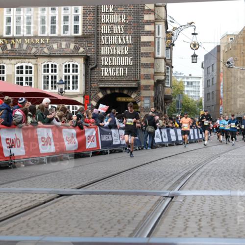 05.10.2025 - 20. swb-Marathon Bremen Yannick Fuchs http://msf.ph/oto/9257658 05.10.2025 10:47:24 Ziel 9411, 9670, 9711 meine-sportfotos.de