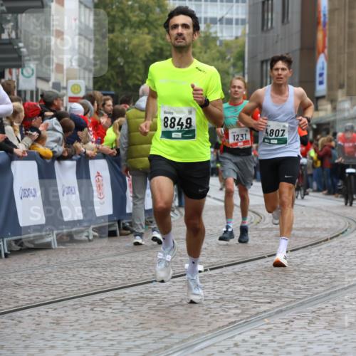 05.10.2025 - 20. swb-Marathon Bremen Strokosch-Dieckow http://msf.ph/oto/9257668 05.10.2025 12:55:01 Ziel 298, 508, 1231, 2151, 4030, 4807, 8849 meine-sportfotos.de