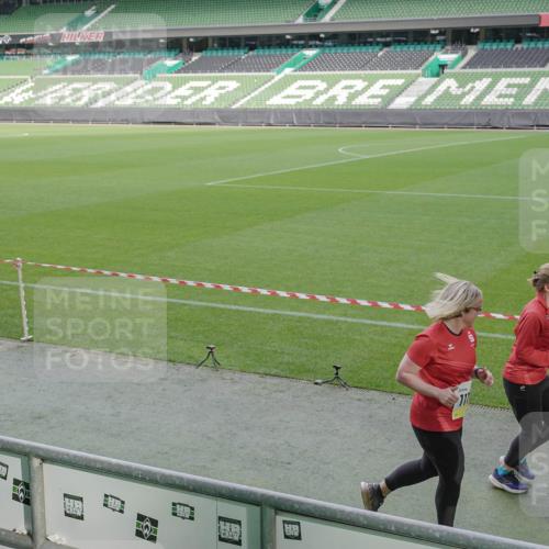 05.10.2025 - 20. swb-Marathon Bremen Michael Burmester http://msf.ph/oto/9257670 05.10.2025 10:45:15 Laufen im Stadion 7109, 7110, 8476, 9242, 9264, 9342, 9441, 9567, 9631, 9756, 9767, 9768, 9899, 9948, 9970, 10000, 10114, 10115, 10190, 10282, 10292, 10339, 10340, 10379, 10472, 10622, 10647, 10671, 10728, 10752, 10808, 10842, 10846, 10957, 11060, 11085, 11117, 11118, 11139, 11264, 11293, 11367, 11375, 11378, 11407, 11541, 11557, 7007, 8844, 9012, 9303, 9479, 9572, 9667, 10273, 10364, 10665, 10984, 11072, 11252, 11385, 11448, 11544 meine-sportfotos.de