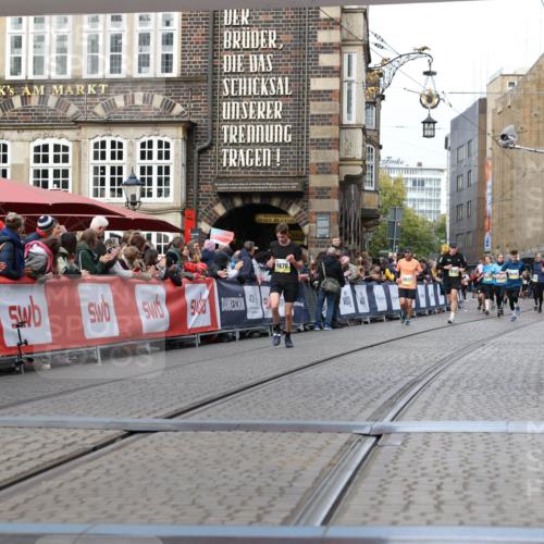 05.10.2025 - 20. swb-Marathon Bremen Yannick Fuchs http://msf.ph/oto/9257671 05.10.2025 10:47:24 Ziel 9411, 9670, 9711 meine-sportfotos.de