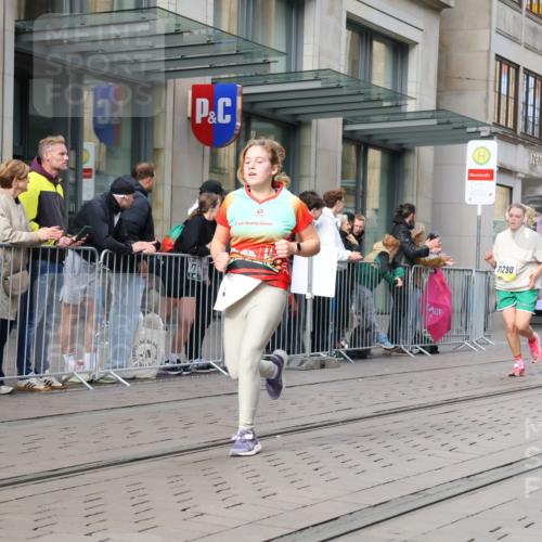 05.10.2025 - 20. swb-Marathon Bremen Strokosch-Dieckow http://msf.ph/oto/9257674 05.10.2025 10:58:31 Ziel 7163, 8585, 9346, 9349, 9359, 9370, 9518, 9540, 9542, 9601, 9622, 9714, 9847, 9977, 10080, 10263, 10357, 10527, 10560, 10561, 10588, 10591, 10607, 10679, 10871, 11078, 11290, 11483, 11612, 11651, 7163, 8585, 9346, 9349, 9359, 9370, 9518, 9540, 9542, 9601, 9622, 9714, 9847, 9977, 10080, 10263, 10357, 10527, 10560, 10561, 10588, 10591, 10607, 10679, 11290, 11483, 11612, 11651 meine-sportfotos.de
