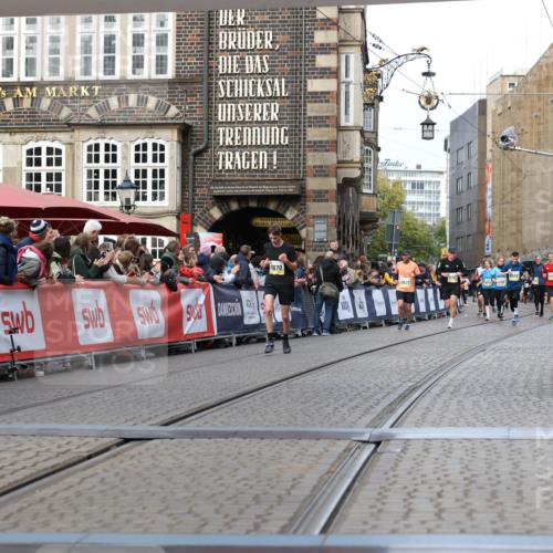 05.10.2025 - 20. swb-Marathon Bremen Yannick Fuchs http://msf.ph/oto/9257679 05.10.2025 10:47:24 Ziel 9411, 9670, 9711 meine-sportfotos.de