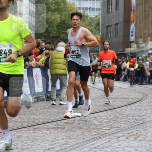 05.10.2025 - 20. swb-Marathon Bremen Strokosch-Dieckow http://msf.ph/oto/9257687 05.10.2025 12:55:02 Ziel 508, 1231, 2151, 4030, 4807, 8849 meine-sportfotos.de