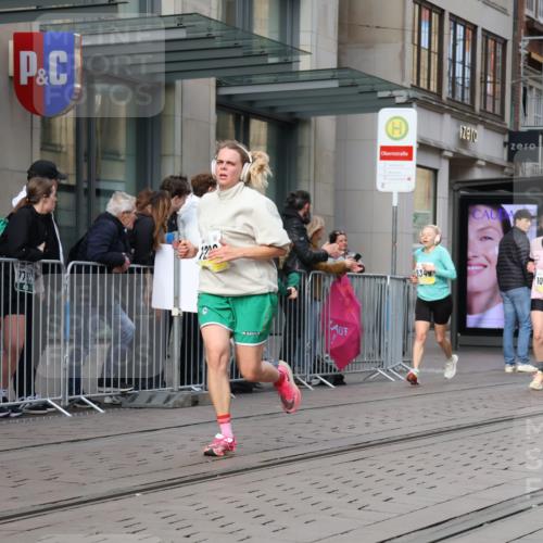 05.10.2025 - 20. swb-Marathon Bremen Strokosch-Dieckow http://msf.ph/oto/9257697 05.10.2025 10:58:32 Ziel 7163, 8585, 9346, 9349, 9359, 9370, 9518, 9540, 9542, 9601, 9622, 9714, 9847, 9977, 10080, 10263, 10357, 10560, 10561, 10588, 10591, 10607, 10679, 10871, 11078, 11290, 11483, 11612, 11651, 7163, 8585, 9346, 9349, 9359, 9370, 9518, 9540, 9542, 9601, 9622, 9714, 9847, 9977, 10080, 10263, 10357, 10560, 10561, 10588, 10591, 10607, 10679, 11290, 11483, 11612, 11651 meine-sportfotos.de