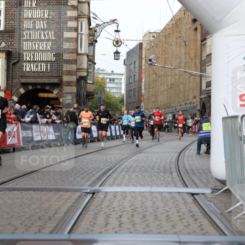 05.10.2025 - 20. swb-Marathon Bremen Yannick Fuchs http://msf.ph/oto/9257713 05.10.2025 10:47:26 Ziel 9411, 9670, 9711 meine-sportfotos.de