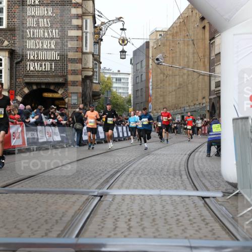 05.10.2025 - 20. swb-Marathon Bremen Yannick Fuchs http://msf.ph/oto/9257724 05.10.2025 10:47:26 Ziel 9411, 9670, 9711 meine-sportfotos.de