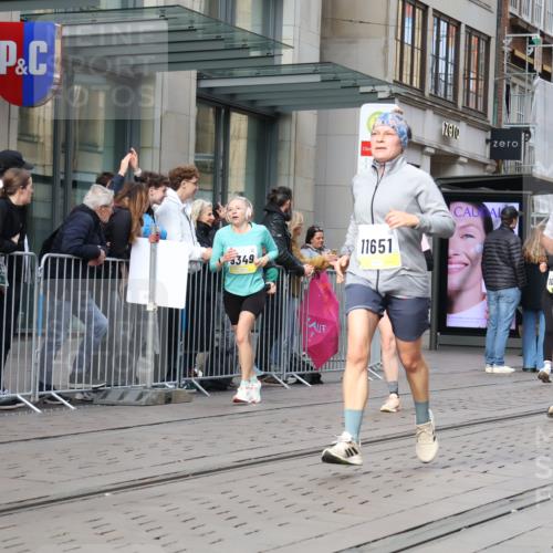 05.10.2025 - 20. swb-Marathon Bremen Strokosch-Dieckow http://msf.ph/oto/9257734 05.10.2025 10:58:34 Ziel 8585, 9346, 9349, 9370, 9518, 9540, 9542, 9601, 9622, 9847, 9977, 10080, 10263, 10357, 10560, 10561, 10588, 10591, 10594, 10607, 10679, 10871, 11290, 11483, 11612, 11651, 8585, 9346, 9349, 9370, 9518, 9540, 9542, 9601, 9622, 9847, 9977, 10080, 10263, 10357, 10560, 10561, 10588, 10591, 10594, 10607, 10679, 11290, 11483, 11612, 11651 meine-sportfotos.de