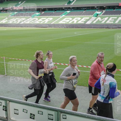 05.10.2025 - 20. swb-Marathon Bremen Michael Burmester http://msf.ph/oto/9257742 05.10.2025 10:45:19 Laufen im Stadion 7109, 7110, 8476, 9203, 9242, 9264, 9342, 9441, 9567, 9756, 9767, 9768, 9899, 9948, 9970, 10000, 10114, 10115, 10186, 10190, 10282, 10292, 10339, 10340, 10379, 10472, 10602, 10622, 10647, 10671, 10728, 10752, 10808, 10842, 10846, 10957, 11060, 11085, 11117, 11118, 11139, 11264, 11293, 11367, 11375, 11378, 11407, 11541, 11557, 7007, 8844, 9012, 9303, 9479, 9572, 9631, 9667, 10273, 10665, 10984, 11072, 11252, 11293, 11385, 11448, 11544 meine-sportfotos.de
