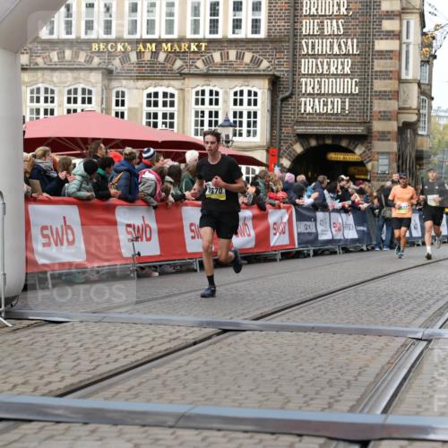 05.10.2025 - 20. swb-Marathon Bremen Yannick Fuchs http://msf.ph/oto/9257743 05.10.2025 10:47:27 Ziel 9411, 9428, 9670, 9711, 11705 meine-sportfotos.de