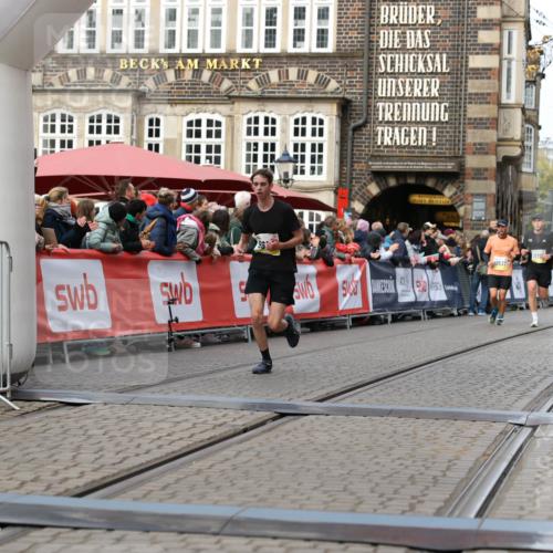 05.10.2025 - 20. swb-Marathon Bremen Yannick Fuchs http://msf.ph/oto/9257756 05.10.2025 10:47:27 Ziel 9411, 9428, 9670, 9711, 11705 meine-sportfotos.de