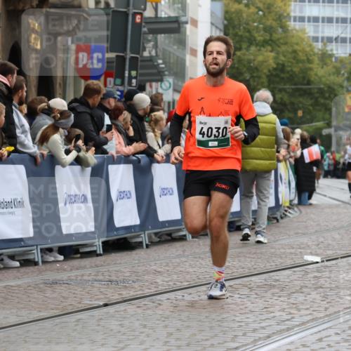 05.10.2025 - 20. swb-Marathon Bremen Strokosch-Dieckow http://msf.ph/oto/9257758 05.10.2025 12:55:06 Ziel 1231, 2151, 4030, 4807 meine-sportfotos.de