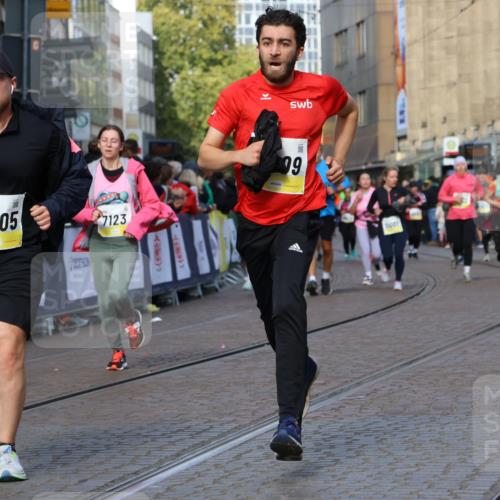 05.10.2025 - 20. swb-Marathon Bremen Strokosch-Dieckow http://msf.ph/oto/9257767 05.10.2025 11:04:01 Ziel 7123, 9275, 9398, 10205, 10551, 11183, 11609, 11611 meine-sportfotos.de
