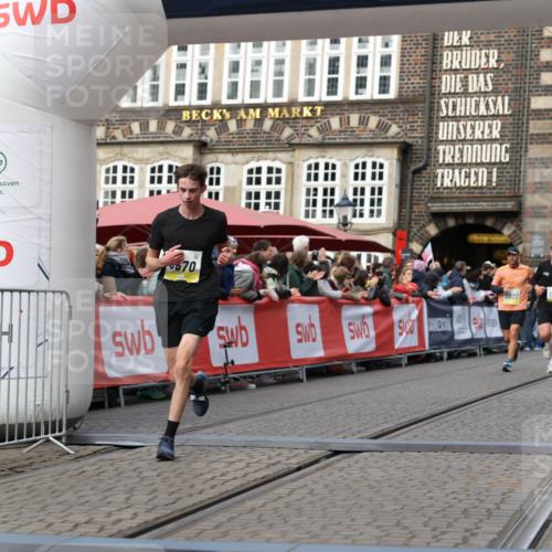 05.10.2025 - 20. swb-Marathon Bremen Yannick Fuchs http://msf.ph/oto/9257796 05.10.2025 10:47:28 Ziel 9428, 9670, 9711, 10637, 11705 meine-sportfotos.de