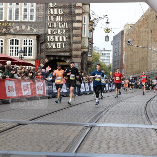 05.10.2025 - 20. swb-Marathon Bremen Yannick Fuchs http://msf.ph/oto/9257824 05.10.2025 10:47:28 Ziel 9428, 9670, 9711, 10637, 11705 meine-sportfotos.de