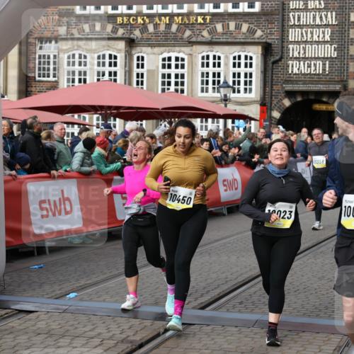 05.10.2025 - 20. swb-Marathon Bremen Yannick Fuchs http://msf.ph/oto/9257840 05.10.2025 11:16:32 Ziel 10023, 10083, 10379, 10450, 11029, 11358, 11404 meine-sportfotos.de