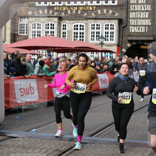 05.10.2025 - 20. swb-Marathon Bremen Yannick Fuchs http://msf.ph/oto/9257851 05.10.2025 11:16:32 Ziel 10023, 10083, 10379, 10450, 11029, 11358, 11404 meine-sportfotos.de