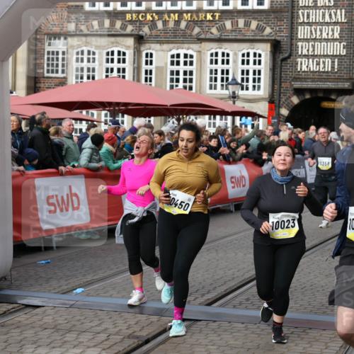 05.10.2025 - 20. swb-Marathon Bremen Yannick Fuchs http://msf.ph/oto/9257858 05.10.2025 11:16:32 Ziel 10023, 10083, 10379, 10450, 11029, 11358, 11404 meine-sportfotos.de