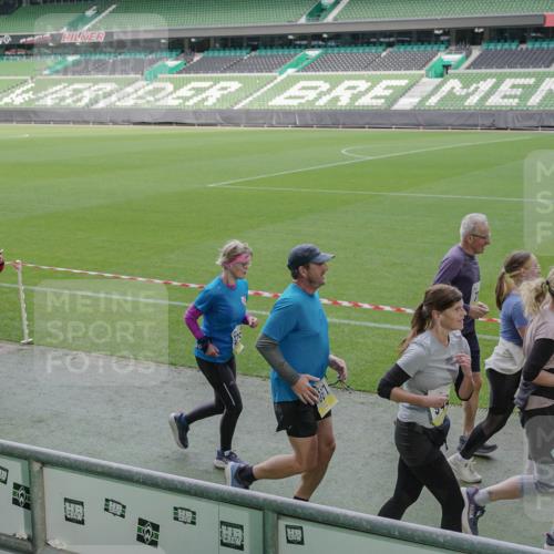 05.10.2025 - 20. swb-Marathon Bremen Michael Burmester http://msf.ph/oto/9257868 05.10.2025 10:45:23 Laufen im Stadion 7109, 7110, 8476, 9203, 9242, 9264, 9342, 9441, 9567, 9756, 9767, 9768, 9899, 9948, 9970, 10000, 10114, 10115, 10186, 10190, 10201, 10282, 10292, 10339, 10340, 10379, 10472, 10602, 10622, 10647, 10671, 10728, 10752, 10808, 10842, 10846, 10957, 11020, 11060, 11085, 11117, 11118, 11139, 11264, 11367, 11375, 11378, 11407, 11541, 11557, 7007, 9012, 9303, 9479, 9572, 9631, 9667, 9899, 10273, 10665, 10984, 11072, 11293, 11385, 11448, 11544 meine-sportfotos.de