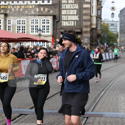05.10.2025 - 20. swb-Marathon Bremen Yannick Fuchs http://msf.ph/oto/9257900 05.10.2025 11:16:32 Ziel 10023, 10083, 10379, 10450, 11029, 11358, 11404 meine-sportfotos.de