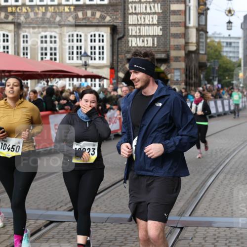 05.10.2025 - 20. swb-Marathon Bremen Yannick Fuchs http://msf.ph/oto/9257909 05.10.2025 11:16:32 Ziel 10023, 10083, 10379, 10450, 11029, 11358, 11404 meine-sportfotos.de