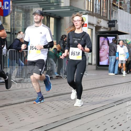 05.10.2025 - 20. swb-Marathon Bremen Strokosch-Dieckow http://msf.ph/oto/9257915 05.10.2025 10:58:39 Ziel 9219, 9349, 9518, 9542, 9601, 9692, 9847, 9977, 10039, 10080, 10143, 10263, 10353, 10357, 10560, 10561, 10588, 10594, 10607, 11290, 11483, 11612, 11651, 9219, 9349, 9518, 9542, 9601, 9692, 9847, 9977, 10039, 10080, 10143, 10263, 10353, 10357, 10560, 10561, 10588, 10594, 10607, 11290, 11483, 11612, 11651 meine-sportfotos.de